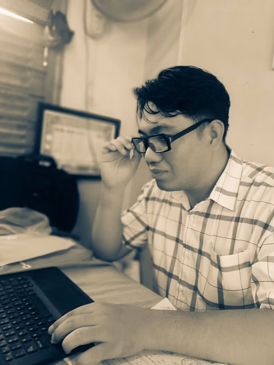 Ngoài giờ dạy ở trường, thầy Danh còn dành nhiều thời gian cho việc nghiên cứu và ứng dụng CNTT nâng cao chất lượng công tác chuyên môn. (Ảnh: NVCC)