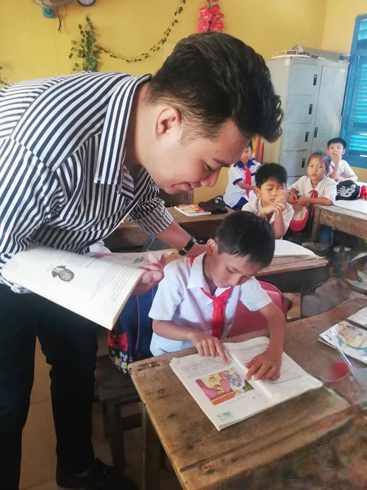 Thầy giáo Lê Văn Danh luôn gần gũi và tận tụy với học trò. (Ảnh: NVCC) Thầy giáo Lê Văn Danh luôn gần gũi và tận tụy với học trò. (Ảnh: NVCC)