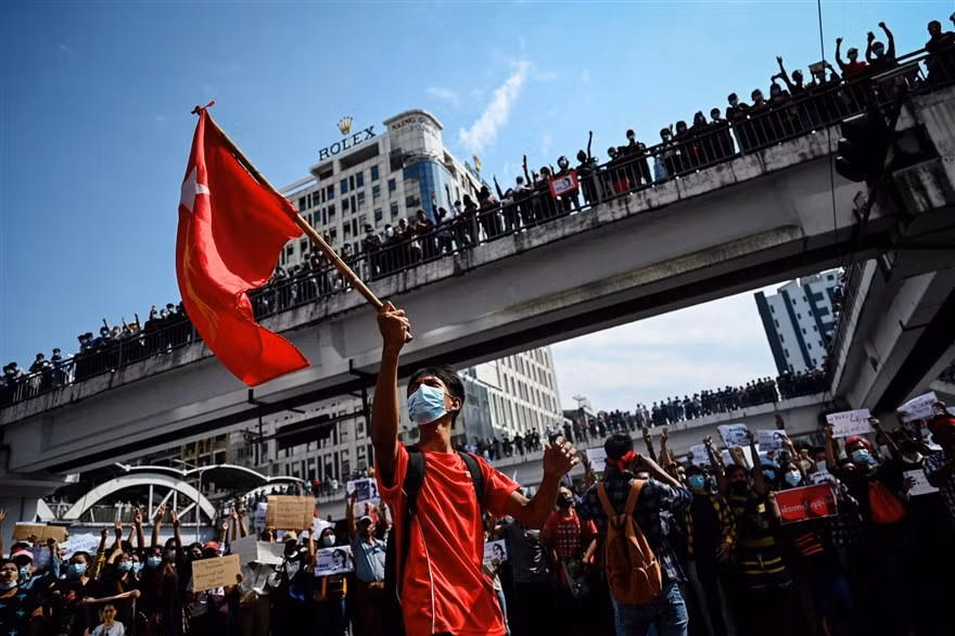 Đám đông người dân biểu tình phản đối vụ quân đội đảo chính lật đổ chính phủ ở Yangon, Myanmar ngày 8/2. Trước đó, quân đội đã quản thúc Cố vấn nhà nước Aung San Suu Kyi vào ngày 1/2, tiếp tục áp đặt lệnh cấm Internet, lệnh giới nghiêm và hạn chế tụ tập đông người. (Nguồn: Getty)