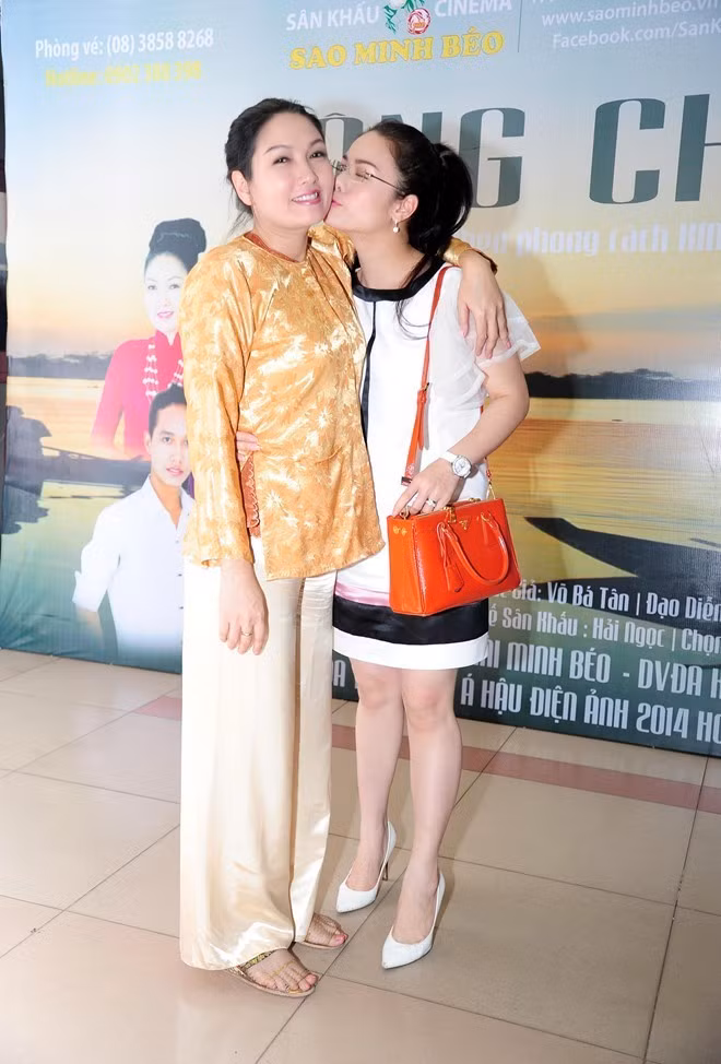 Nhật Kim Anh rất yêu và thương chị gái. Nhật Kim Anh rất yêu và thương chị gái.