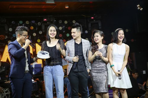 Đinh Mạnh Ninh ôm chặt Vũ Hạnh Nguyên trong tiệc sinh nhật - ảnh 7