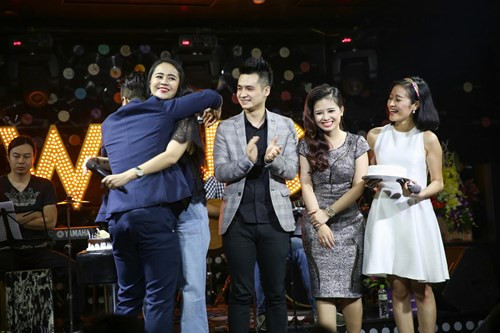 Đinh Mạnh Ninh ôm chặt Vũ Hạnh Nguyên trong tiệc sinh nhật - ảnh 8