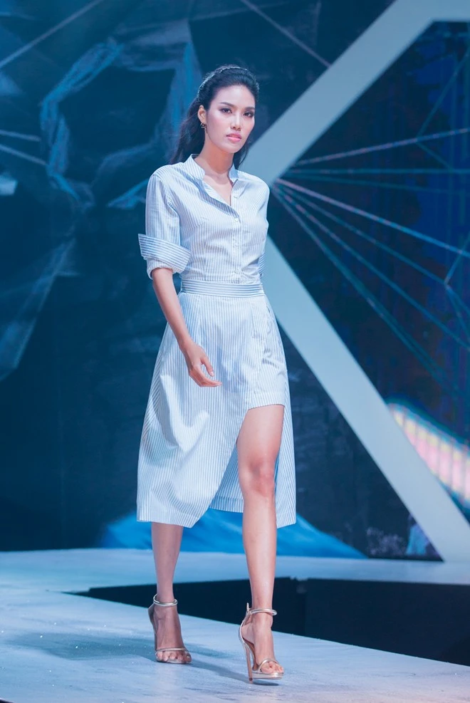 Lan Khuê khoe chân thon dài trên sàn catwalk