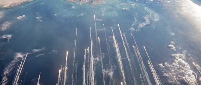 Có bao nhiêu vệ tinh đang bay trên đầu chúng ta? ảnh 2 Một cảnh trong bộ phim Gravity, các mảnh rác vũ trụ bốc cháy trong bầu khí quyển