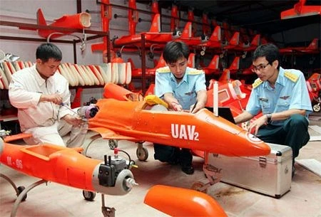 Các kỹ sư Viện Kỹ thuật quân sự PK-KQ hoàn thiện máy bay không người lái UAV-02.