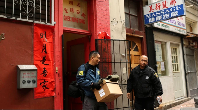  Nhân viên FBI chuyển tài liệu khỏi văn phòng của hội Hồng Môn ở khu Chinatown San Francisco ngày 26-3 - Ảnh: Reuters - wenweipo.com