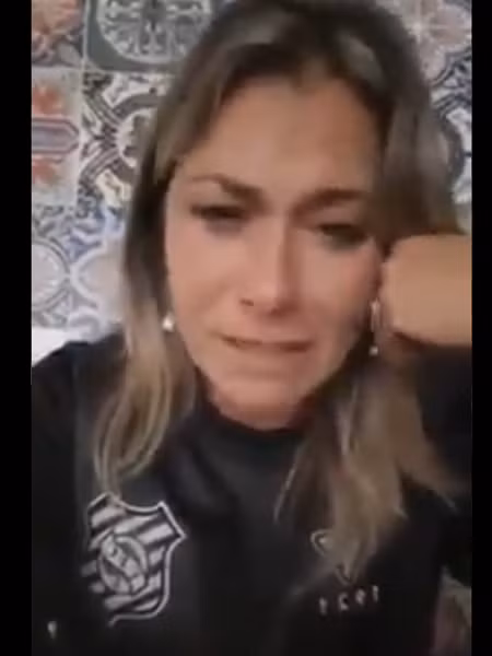 Chuyên gia dinh dưỡng Cintia Carvalho khóc nức nở khi nói về vụ tấn công thành viên Figueirense.