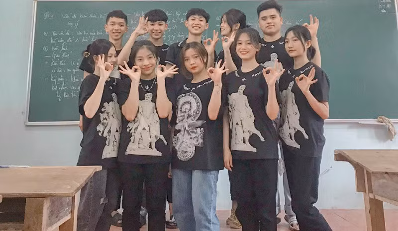 Vũ Anh Tuấn và các bạn tập thể lớp 12C5.