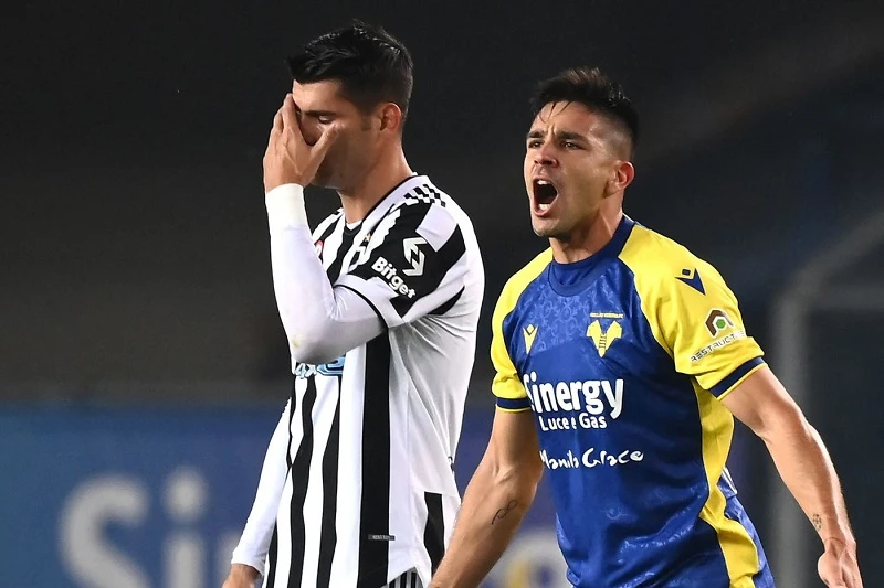 Giovanni Simeone (bên phải) ăn mừng trong trận Hellas Verona 2-1 Juventus.