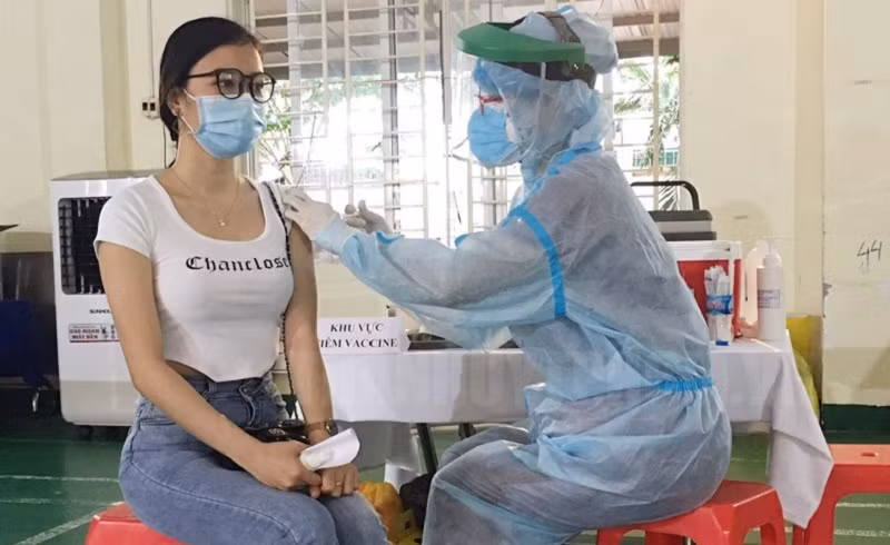 Một sinh viên đi tiêm vắc-xin phòng ngừa Covid-19.