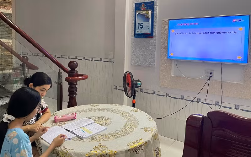 Học sinh tiểu học ở TP Cần Thơ trong giờ học online.