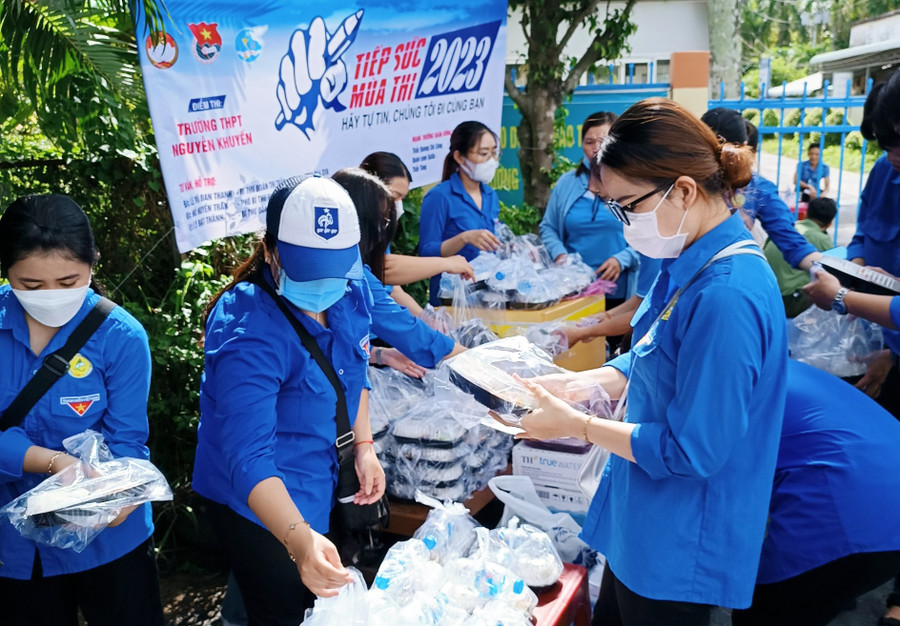 Các đội, nhóm &quot;Tiếp sức mùa thi&quot; nhiệt tình hỗ trợ thí sinh. (Ảnh: Trọng Nhân)