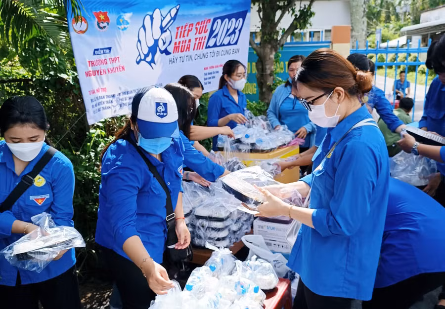 Các tình nguyện viên tích cực tham gia các hoạt động "Tiếp sức mùa thi" năm 2023.