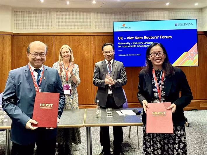 Thứ trưởng Bộ GD&ĐT Hoàng Minh Sơn chứng kiến trao MOU của ĐH Bách khoa Hà Nội và đối tác Vương quốc Anh tại Diễn đàn Hiệu trưởng ĐH Việt Nam - Vương quốc Anh.