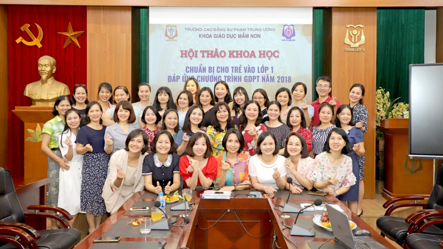 Cán bộ, giảng viên khoa Giáo dục Mầm non, Trường CĐ Sư phạm Trung ương trong một hội thảo khoa học về Chuẩn bị cho trẻ vào lớp 1 đáp ứng Chương trình GDPT 2018.