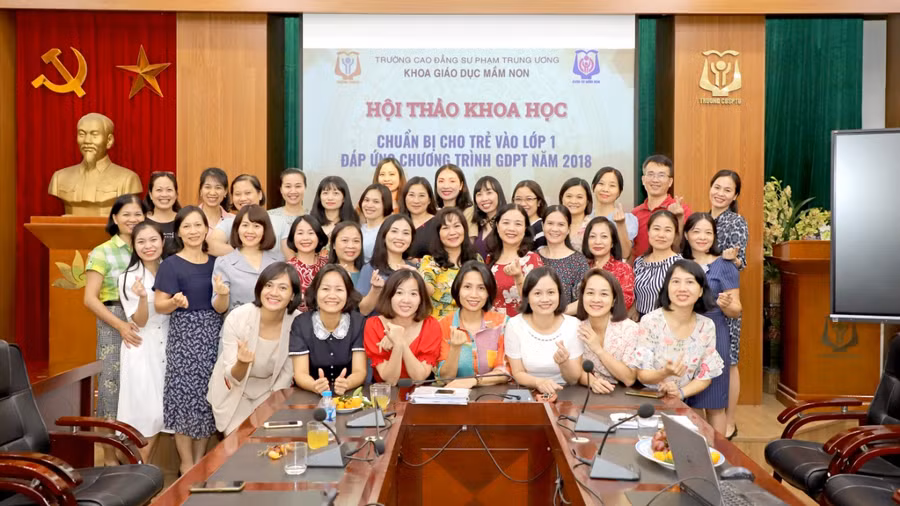 Cán bộ, giảng viên khoa Giáo dục Mầm non, Trường CĐ Sư phạm Trung ương trong một hội thảo khoa học về Chuẩn bị cho trẻ vào lớp 1 đáp ứng Chương trình GDPT 2018.