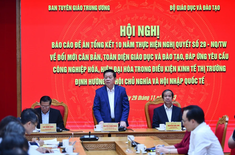 Trưởng Ban Tuyên giáo Trung ương Nguyễn Trọng Nghĩa phát biểu tại Hội nghị.