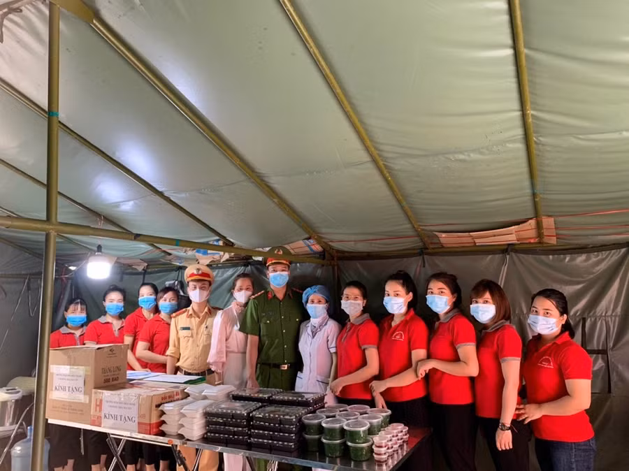 CBGVNV Nhà trường tặng quà cho chốt kiểm soát liên ngành phòng, chống dịch Covid-19 phường Thịnh Đán.