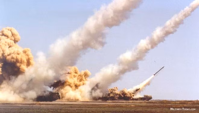 BM-30 Smerch là một loại MRLS hạng nặng được đưa vào sử dụng trong quân đội Nga từ năm 