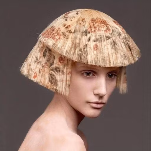 Mái tóc được in những bông hoa vô cùng nổi bật.