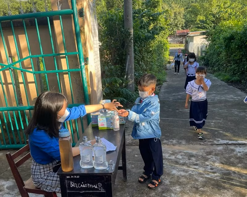 Học sinh điểm lẻ Trường Tiểu học Hòa Bắc được cô giáo hướng dẫn thực hiện các thao tác rửa tay sát khuẩn khi đến trường học trực tiếp.