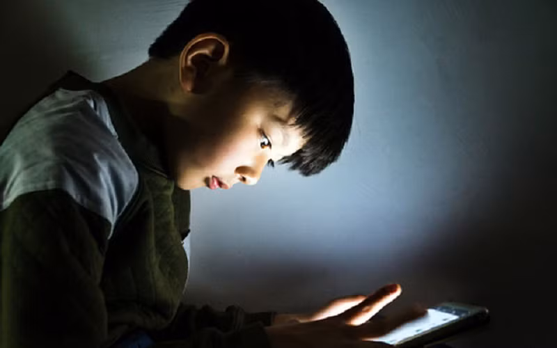 Trẻ có thể xem lén “phim đen” ở những nơi cha mẹ không giám sát. Ảnh minh họa.