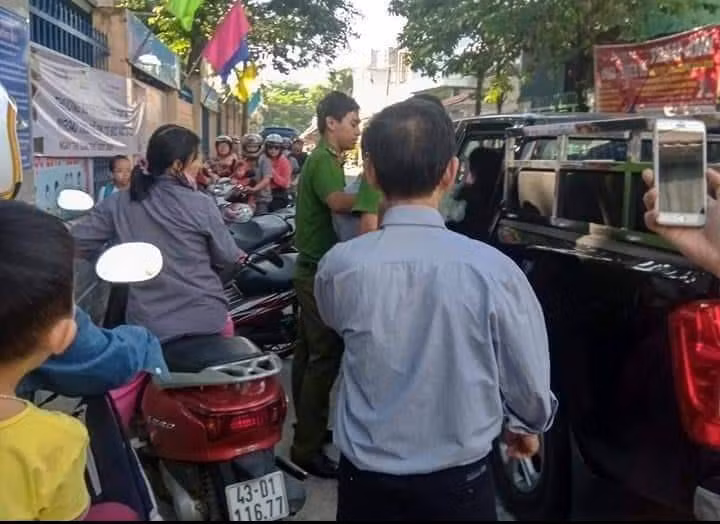 Rất nhiều phụ huynh và người dân tập trung trước cổng trường Tiểu học Nguyễn Bỉnh Khiêm theo dõi vụ việc.