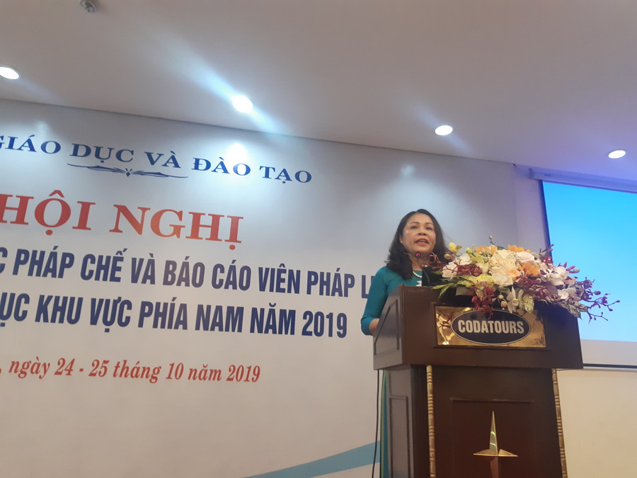 TS Lê Thị Kim Dung – Vụ trưởng Vụ pháp chế, Bộ GD&ĐT phát biểu khai mạc Hội nghị tập huấn. TS Lê Thị Kim Dung – Vụ trưởng Vụ pháp chế, Bộ GD&ĐT phát biểu khai mạc Hội nghị tập huấn.