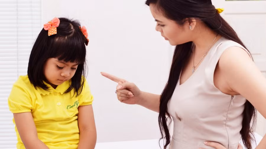 Việc cha mẹ thường phê bình, mắng mỏ hoặc chỉ trích người khác vô cớ trước mặt con cũng là nguyên nhân khiến trẻ cau có. Ảnh minh họa.
