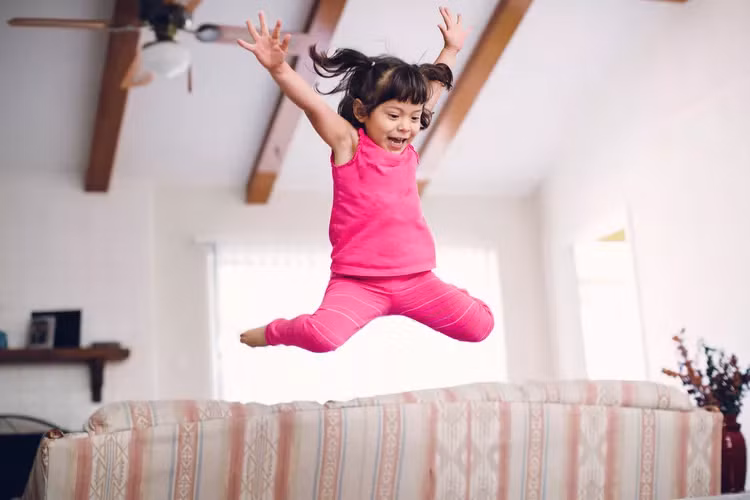 Nếu trẻ luôn nhanh chóng chỉ ra mặt tiêu cực trong mọi tình huống, hãy chỉ ra mặt tích cực.