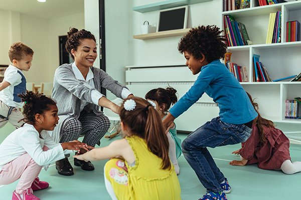 Nếu trẻ phàn nàn về mọi thứ hoặc thường xuyên than vãn, điều cha mẹ cần làm là hãy giúp con mình học cách suy nghĩ tích cực hơn.