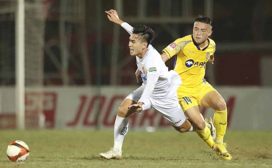 Trận Nam Định (bên trái) thắng SLNA 1-0 trên sân Vinh. Ảnh: VPF