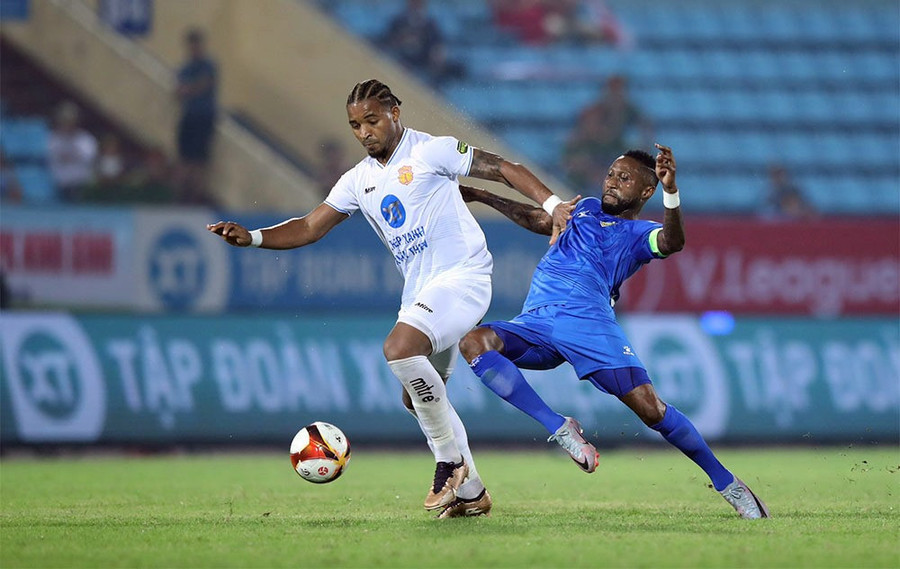 Tiền đạo Rafaelson (trái) đang có phong độ cao trong màu áo Nam Định. Ảnh: VPF. Tiền đạo Rafaelson (trái) đang có phong độ cao trong màu áo Nam Định. Ảnh: VPF.