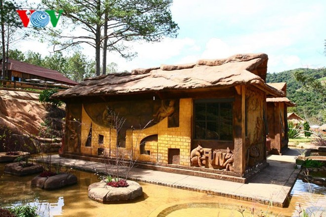 Ngôi nhà đất đỏ độc đáo duy nhất ở Việt Nam