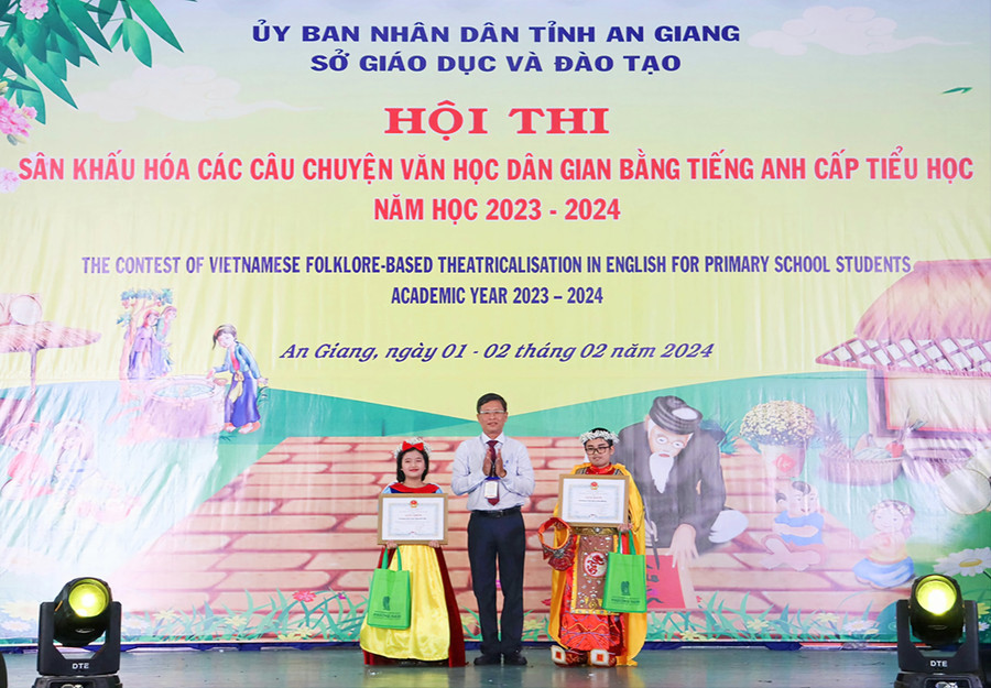 Ông Võ Văn Quới - Trưởng phòng GDMN-GDTH (Sở GD&amp;ĐT An Giang), Phó ban tổ chức trao giải tại Hội thi.
