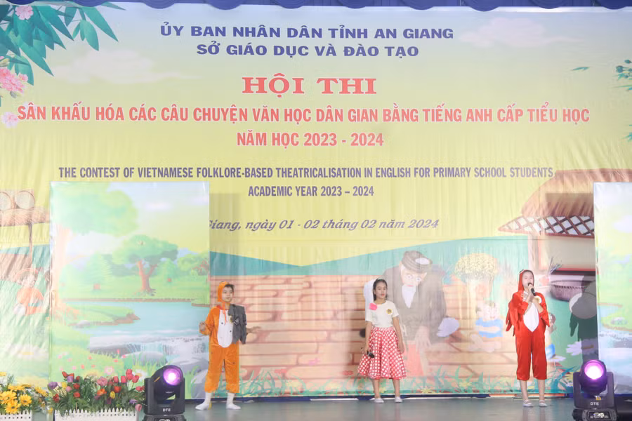 An Giang trao giải Hội thi Sân khấu hóa các câu chuyện Văn học dân gian bằng tiếng Anh cấp tiểu học.