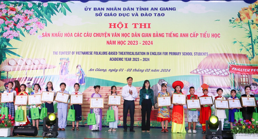 Trao thưởng tập thể và cá nhân đạt giải tại Hội thi.