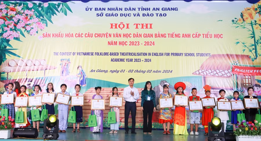 Trao thưởng tập thể và cá nhân đạt giải tại Hội thi.