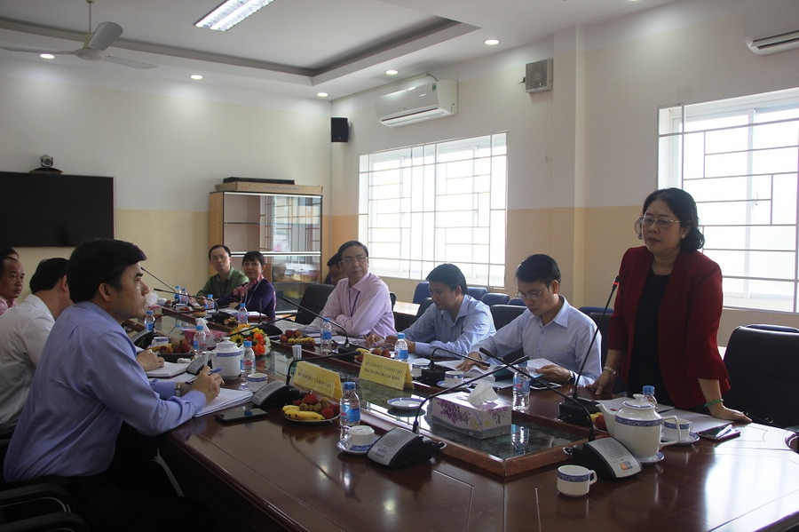 Bà Bùi Thị Diễm Thu, Phó GĐ Sở GD&ĐT trao đổi ý kiến tại buổi khảo sát