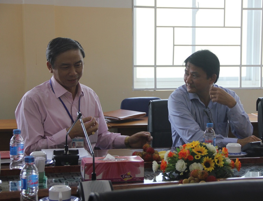 Ông Nguyễn Cảnh Tân, Hiệu trưởng Trường THPT Nguyễn Hiền chia sẻ tại buổi làm việc