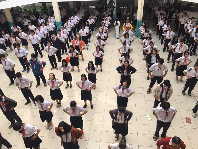 Học sinh Trường THCS Nguyễn Du trong giờ thể dục giữa giờ