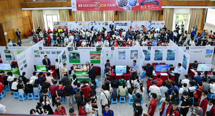 Toàn cảnh các gian hàng thu hút sinh viên đến tham dự phỏng vấn của 24 doanh nghiệp Nhật Bản. Ảnh: DT Toàn cảnh các gian hàng thu hút sinh viên đến tham dự phỏng vấn của 24 doanh nghiệp Nhật Bản. Ảnh: DT