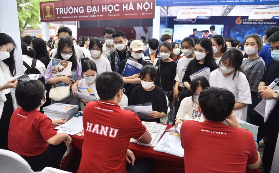 Hoạt động tư vấn tuyển sinh của Trường ĐH Hà Nội. Ảnh: NTCC