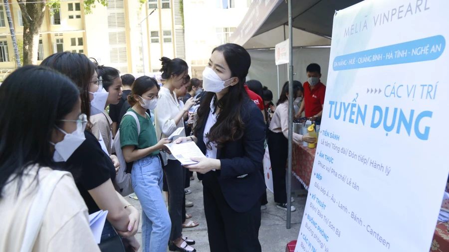 Ngày hội việc làm là một trong những cầu nối để nhà trường chuẩn bị "đầu ra" cho sinh viên.