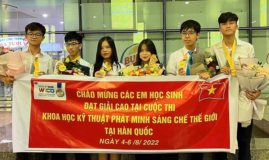 Nhờ khả năng tiếng Anh tốt, học sinh Trường THPT chuyên Hoàng Văn Thụ (Hòa Bình) đạt giải cao tại cuộc thi phát minh sáng chế thế giới WICO. 