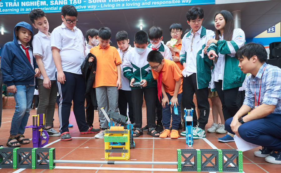 Học sinh Trường THCS và THPT M.V. Lômônôxốp tham gia Hoạt động trải nghiệm STEAM.