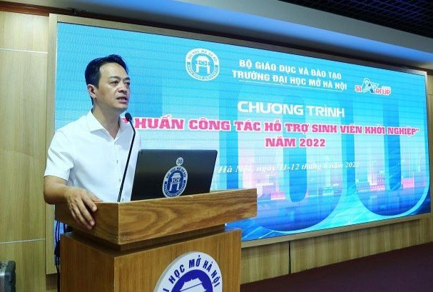 ThS Lương Tuấn Long trong một buổi tập huấn kỹ năng khởi nghiệp cho sinh viên. Ảnh: NTCC ThS Lương Tuấn Long trong một buổi tập huấn kỹ năng khởi nghiệp cho sinh viên. Ảnh: NTCC