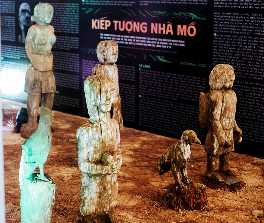 Phòng “Ẩn” giúp người xem hiểu được tầm quan trọng của lễ hội Pơ Thi và tượng nhà mồ trong đời sống tinh thần của người Bahnar và Jrai.