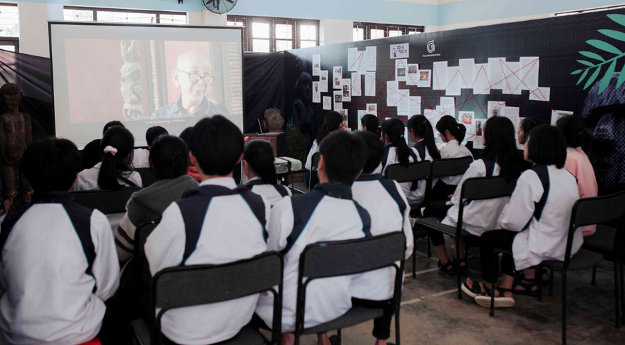 Học sinh tìm hiểu về ý nghĩa của tượng nhà mồ qua chia sẻ của những nghệ nhân, người đam mê văn hóa truyền thống.