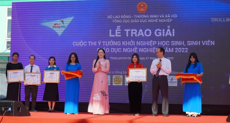 Sinh viên Trường Cao đẳng Kinh tế - Kỹ thuật Điện Biên nhận giải Khuyến khích tại cuộc thi Startup Kite 2022. Sinh viên Trường Cao đẳng Kinh tế - Kỹ thuật Điện Biên nhận giải Khuyến khích tại cuộc thi Startup Kite 2022.